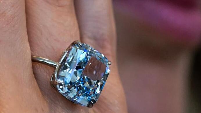 Abou Dabi : un diamant bleu exceptionnel entre luxe et enjeux sociaux