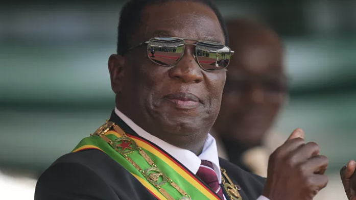 Zimbabwe : Mnangagwa limoge Chiwenga, une manœuvre risquée face à l'incertitude politique