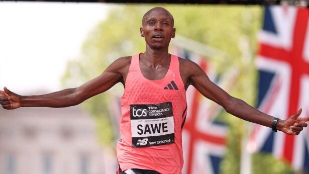 Kenya : Sabastian Sawe écrit l'histoire en terminant un marathon en moins de deux heures.